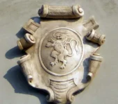 Płaskorzeźba Herb z Lwem