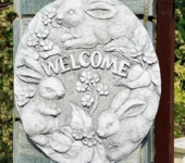 Płaskorzeźba Welcome