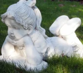 Rzeźba Czytająca Dziewczynka