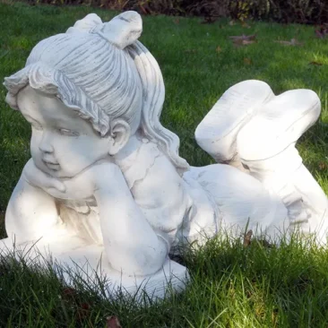 Rzeźba Czytająca Dziewczynka