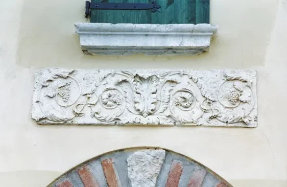 Płaskorzeźba Kwiaty